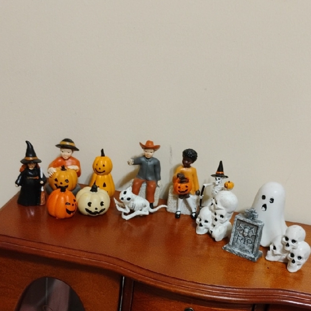Halloween Figurine Set with Pumpkins and Ghosts